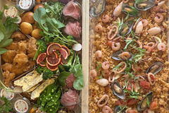 華やかなケータリング木箱オードブル＆海の幸パエリア